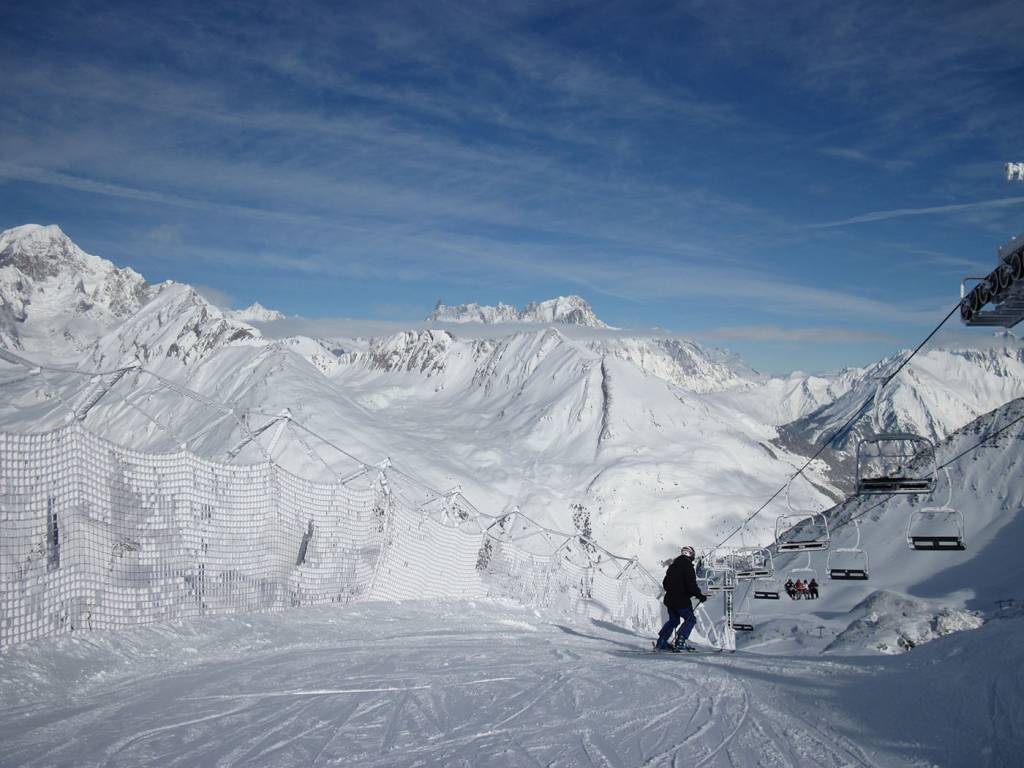la thuile piste sci e sullo sfondo il monte bianco la thuile  valle d'aosta